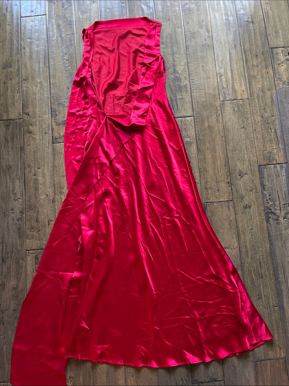 Sau Lee CALLIE SATIN GOWN Maxi dress in Red - Picture 10 of 10